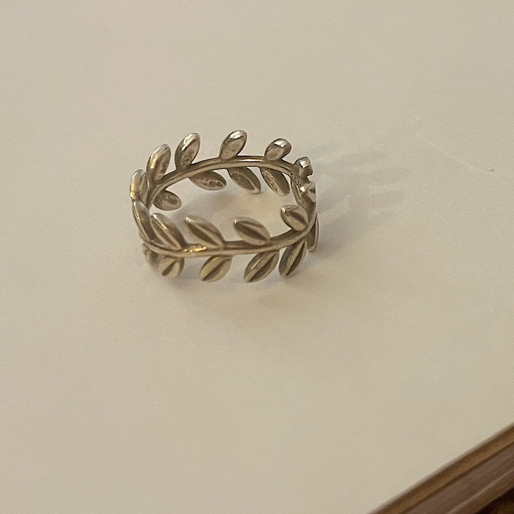 Pandora Laurel Wreath Ring Size 54 (US 7). Re-pushing because it is too small.
